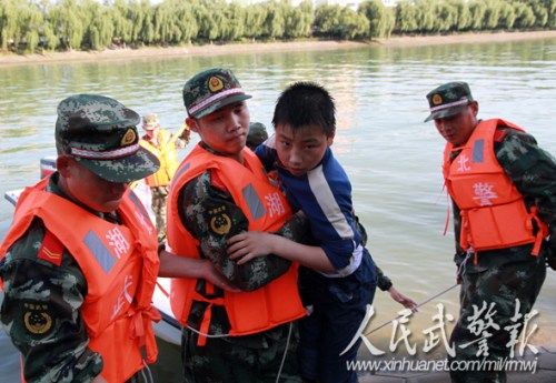 成功将小男孩救上岸 成功将小男孩救上岸