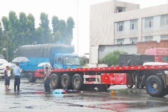 车祸现场一男孩身亡。记者 袁青青 摄 车祸现场一男孩身亡。记者 袁青青 摄
