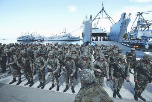 �ƺ���½ս�Ӳμ��ı���չʾ����������������