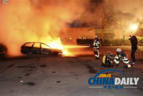 5��21�գ�˹�¸��Ħ��������ɧ�ң�������Ա�������𱻵�ȼ�����ϵĴ��