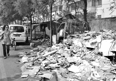 ���ֺ���������Ʒ���ϵ�ֽ��Ʒɢ��һ�أ��ܶ��ѻ�Ϊ�ҽ�����������������˻�ʱ�����б������¾������� ¬�� ��