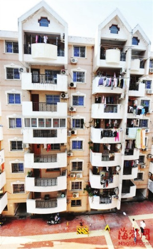 小区居民称,死者是从五楼那个未晒衣服的阳台跳下的 小区居民称,死者是从五楼那个未晒衣服的阳台跳下的