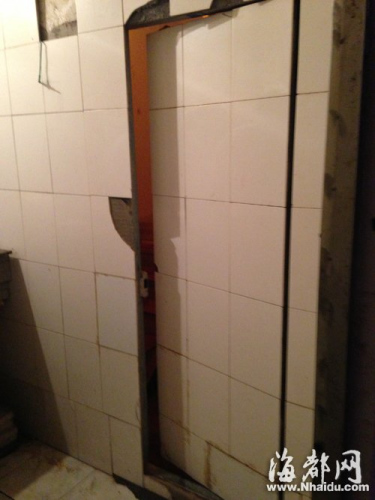 墙壁有一扇暗门,用瓷砖贴上,还是被发现了 墙壁有一扇暗门,用瓷砖贴上,还是被发现了