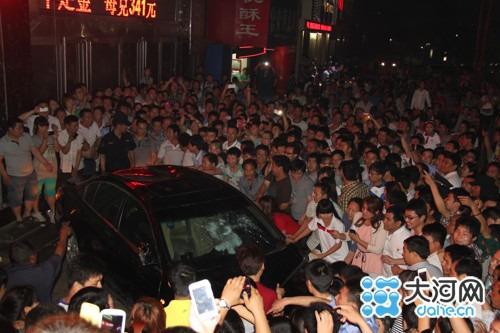 群众意图掀翻肇事车辆 群众意图掀翻肇事车辆