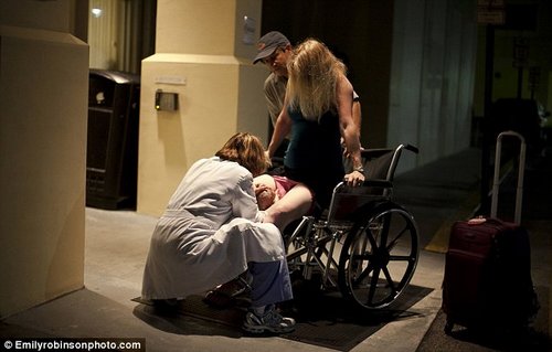 ��ҽԺ������е��ϣ��и����׽������ε�֧���������ٲ���һ��Ů����