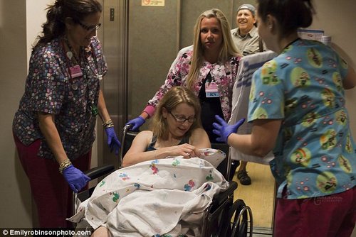 �ո�������İ��ױ����Լ���Ů����