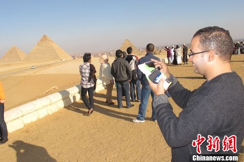 图为埃及学者在金字塔前接受<a target='_blank' href='http://www.chinanews.com/' >中新网</a>记者采访 韩胜宝摄 图为埃及学者在金字塔前接受<a target='_blank' href='http://www.chinanews.com/' >中新网</a>记者采访 韩胜宝摄