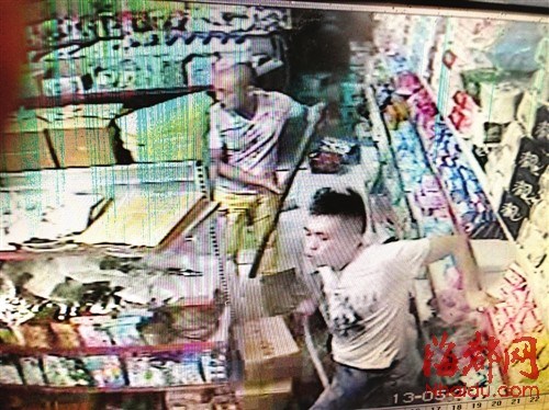 白衣男子和同伙打砸超市(监控视频截图) 白衣男子和同伙打砸超市(监控视频截图)