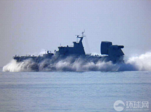 “野牛”气垫船水面疾驰 “野牛”气垫船水面疾驰