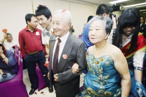 老年集体婚礼现场。渤海早报记者周伟摄 老年集体婚礼现场。渤海早报记者周伟摄