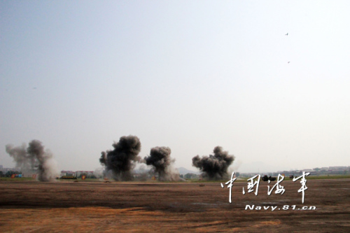 机场遭“敌机”空袭 机场遭“敌机”空袭