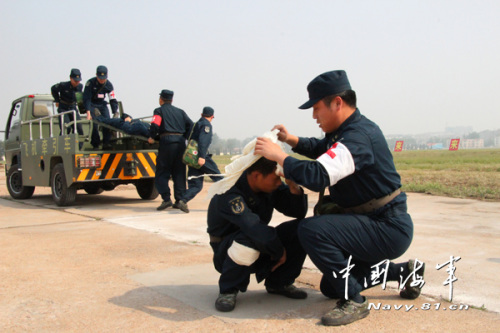 救治伤员 救治伤员