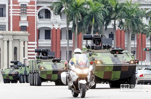 台湾“云豹”装甲车阅兵展示 台湾“云豹”装甲车阅兵展示