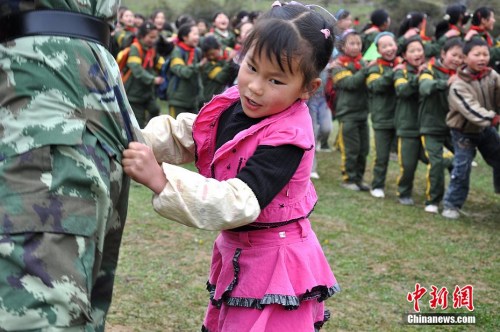 孩子们与武警叔叔一起玩游戏 孩子们与武警叔叔一起玩游戏