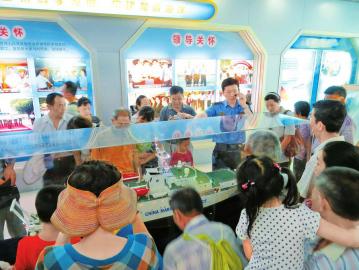 市民在“中国海监83”船展馆内观摩船模 市民在“中国海监83”船展馆内观摩船模