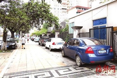 一些车主将车停在人行道上,在不远处的华东城市广场就有收费停车位 一些车主将车停在人行道上,在不远处的华东城市广场就有收费停车位