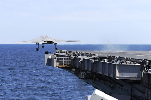 X-47B���˻��Ժ�ĸ���˲��