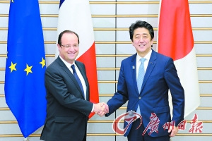 7日,日本首相官邸,安倍晋三(右)同奥朗德握手 7日,日本首相官邸,安倍晋三(右)同奥朗德握手