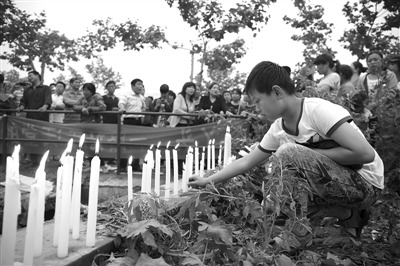 昨日,定州高考女孩跌入水渠身亡事发地,民众自发举行悼念活动。新京报记者 王叔坤 摄 昨日,定州高考女孩跌入水渠身亡事发地,民众自发举行悼念活动。新京报记者 王叔坤 摄