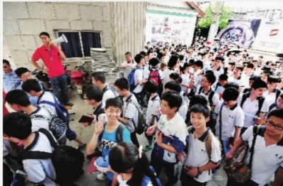 6月16日,长沙市湘春路明德中学中考考点,考生在烈日下进入考场。 记者 李丹 摄 6月16日,长沙市湘春路明德中学中考考点,考生在烈日下进入考场。 记者 李丹 摄