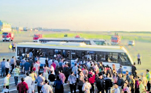 图为:所有乘客登上摆渡车 图为:所有乘客登上摆渡车