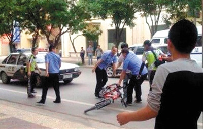5月31日,延安一辆警车驶过城管与商户冲突现场未停。图片来源西部网 5月31日,延安一辆警车驶过城管与商户冲突现场未停。图片来源西部网