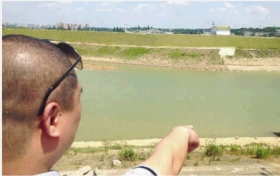 6月17日下午2点,长沙市河西靳江河畔,市民苏龙指着发现柳齐琪尸体的河道说,“太可惜了,夫妻二人一夜之间都没了。”记者 王为薇 摄 6月17日下午2点,长沙市河西靳江河畔,市民苏龙指着发现柳齐琪尸体的河道说,“太可惜了,夫妻二人一夜之间都没了。”记者 王为薇 摄