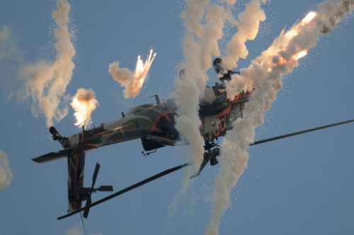荷兰皇家空军“阿帕奇”武装直升机筋斗中释放曳光弹 荷兰皇家空军“阿帕奇”武装直升机筋斗中释放曳光弹
