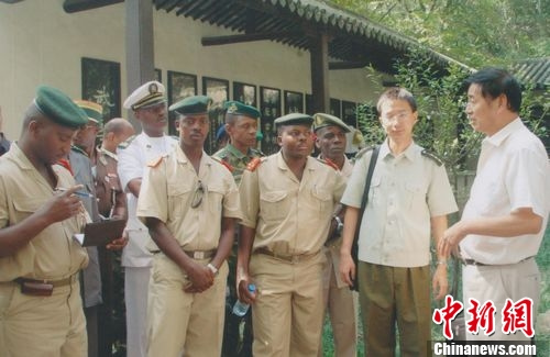 图为非洲军官参观《孙子兵法》诞生地苏州穹窿山 杨学良摄 图为非洲军官参观《孙子兵法》诞生地苏州穹窿山 杨学良摄