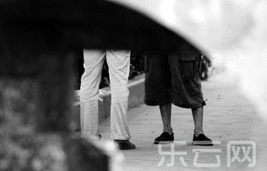 双方正在“谈生意”。记者 赵永峰 摄 双方正在“谈生意”。记者 赵永峰 摄