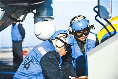 ����ͼƬ�����Ÿ������Ƶĺ�ĸ�װ�ʶ����Ĺٱ����ڼ��޻�е ��ǰ֥��