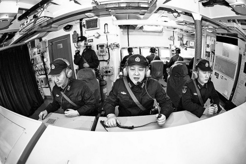 梁阳(中)与战友利用信息化指挥平台研究打击方案 梁阳(中)与战友利用信息化指挥平台研究打击方案