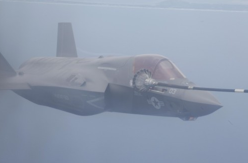 美国海军陆战队F-35B战机近距空中加油 美国海军陆战队F-35B战机近距空中加油