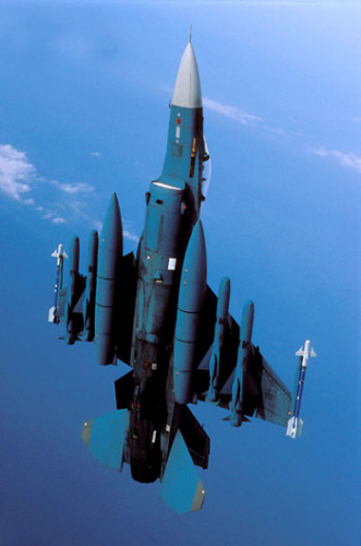 日本F-2A战机远程对海作战任务挂载。在F-2A机翼下挂有4枚ASM-2反舰导弹及两个副油箱。 日本F-2A战机远程对海作战任务挂载。在F-2A机翼下挂有4枚ASM-2反舰导弹及两个副油箱。