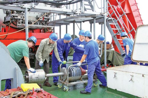 队员们在甲板上测试重力取样器 队员们在甲板上测试重力取样器