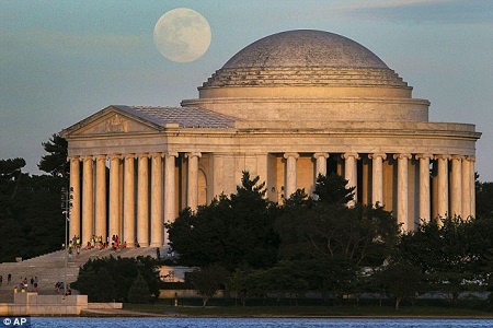 超级月亮升上美国首都华盛顿特区的天空今年的超级月亮与普通满月