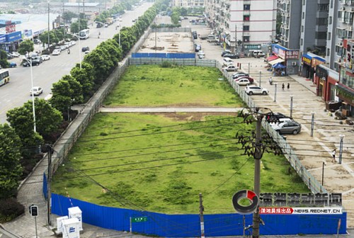 6月26日,麓天东路,未来城、金丰小区附近的大片绿地被挡板围挡了起来。图/潇湘晨报滚动新闻记者 谢长贵 6月26日,麓天东路,未来城、金丰小区附近的大片绿地被挡板围挡了起来。图/潇湘晨报滚动新闻记者 谢长贵