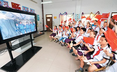 在安徽合肥市瑶海区和平小学东校的学生们正聚精会神地收看我国首次太空授课。 在安徽合肥市瑶海区和平小学东校的学生们正聚精会神地收看我国首次太空授课。