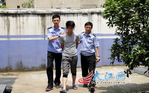 �����ͷһ�����⵽ǹ��������ͼΪ���������˱�ץ��(�����й�����Ч�ܰ�ͼ)