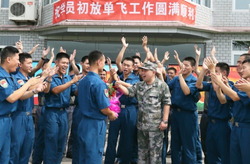 又一批新学员顺利通过“放单飞”考核,团政委王成亲自给他们献花,鼓励他们放飞梦想。 又一批新学员顺利通过“放单飞”考核,团政委王成亲自给他们献花,鼓励他们放飞梦想。