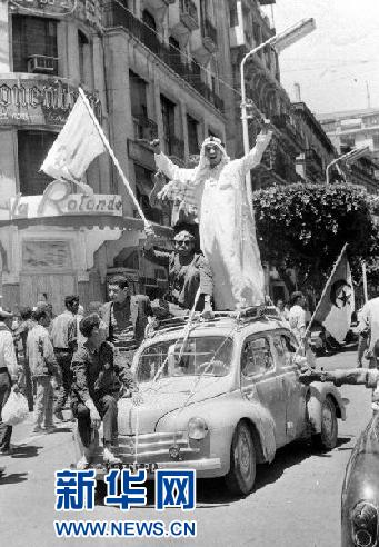 阿尔及利亚民众于1962年7月1日在阿尔及尔街头庆祝。 阿尔及利亚民众于1962年7月1日在阿尔及尔街头庆祝。
