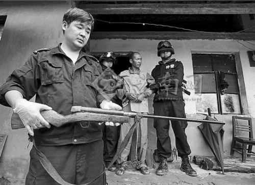 民警在竹林里搜到了和某作案的射钉枪 民警在竹林里搜到了和某作案的射钉枪