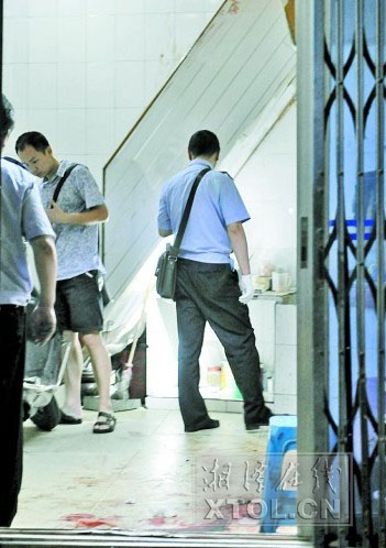 办案民警在现场调查取证 (记者 张哲 摄) 办案民警在现场调查取证 (记者 张哲 摄)