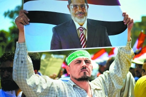 上图:穆兄会成员集会,高举穆尔西的海报 上图:穆兄会成员集会,高举穆尔西的海报