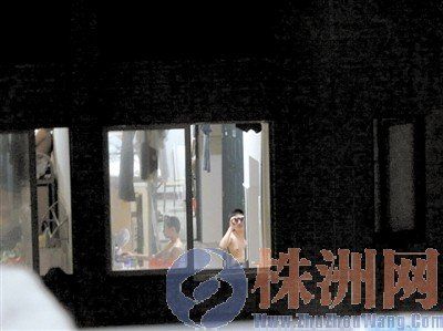一男生拿着望远镜偷窥女生宿舍网友moel供图 一男生拿着望远镜偷窥女生宿舍网友moel供图