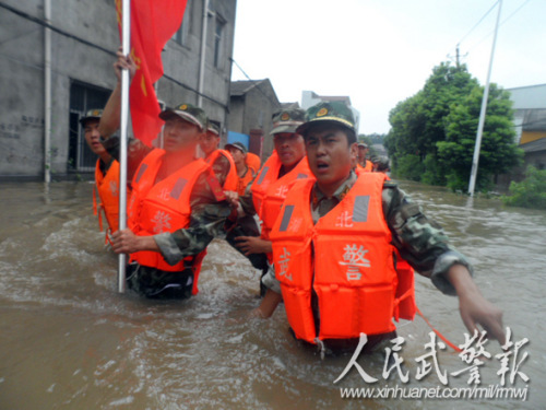 战士们奔赴抢险一线 战士们奔赴抢险一线