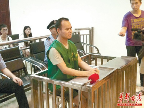 7月11日,李庆国因犯变造货币罪在法庭上受审。 记者 潘显璇 摄 7月11日,李庆国因犯变造货币罪在法庭上受审。 记者 潘显璇 摄