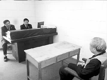 检察官讯问李长轩。刘文妍摄 检察官讯问李长轩。刘文妍摄