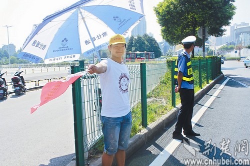 图为:体验“无网生活”的大学生上街疏导交通 图为:体验“无网生活”的大学生上街疏导交通