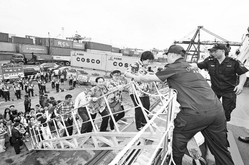 当地市民登船参观(贺信 摄) 当地市民登船参观(贺信 摄)